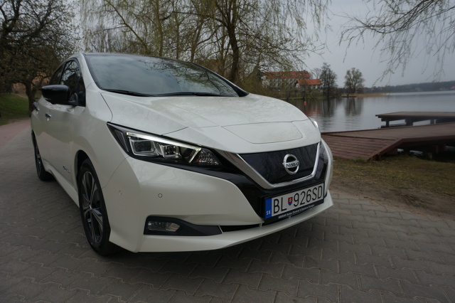 Nissan Leaf
Nissan LEAF drugiej generacji oferowany jest w czterech wersjach wyposażenia: Visia, Acenta, N-Connecta oraz Tekna. Testowany egzemplarz - Tekna, kosztuje od 166 571 zł. Opcje podniosły cenę do 180 121 zł. Najtańsza wersja LEAF-a zaczyna się od 140 021 zł.
Fot. Konrad Grobel Nissan Leaf
Nissan LEAF drugiej generacji oferowany jest w czterech wersjach wyposażenia: Visia, Acenta, N-Connecta oraz Tekna. Testowany egzemplarz - Tekna, kosztuje od 166 571 zł. Opcje podniosły cenę do 180 121 zł. Najtańsza wersja LEAF-a zaczyna się od 140 021 zł.
Fot. Konrad Grobel