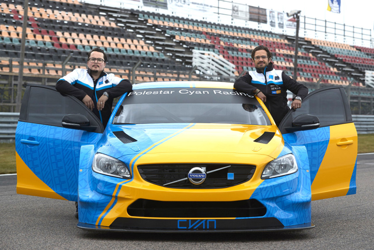Volvo S60 Polestar WTCC
Zespół Polestar Cyan Racing zaprezentował Volvo S60 Polestar Art Car WTCC by Bernadotte & Kylberg na wystawę Goodwood Festival of Speed, która obędzie się w najbliższy weekend. Grafika na samochód została zaprojektowana specjalnie na konkurs Art Car.
fot. Volvo Volvo S60 Polestar WTCC
Zespół Polestar Cyan Racing zaprezentował Volvo S60 Polestar Art Car WTCC by Bernadotte & Kylberg na wystawę Goodwood Festival of Speed, która obędzie się w najbliższy weekend. Grafika na samochód została zaprojektowana specjalnie na konkurs Art Car.
fot. Volvo