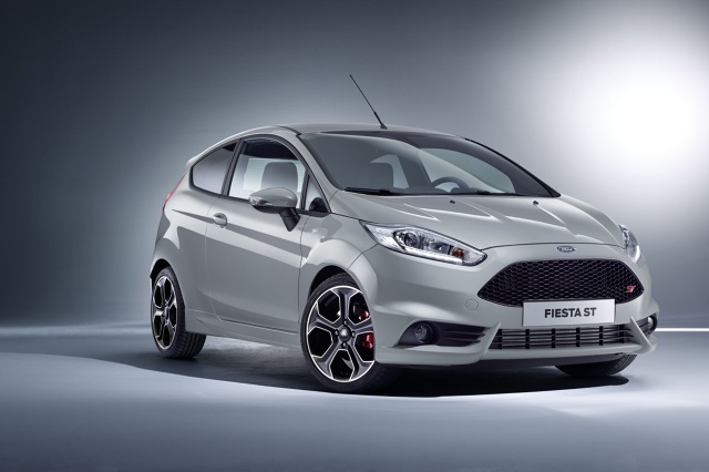 Podczas salonu samochodowego w Genewie, Ford zaprezentuje nowego Forda Fiesta ST200, który oferuje o 10 procent wyższą moc i o 20 procent wyższy moment obrotowy. Specjalnie skalibrowany silnik benzynowy 1,6 litra EcoBoost pracujący pod maską tej wersji rozwija 200 KM i 290 Nm / Fot. Ford Podczas salonu samochodowego w Genewie, Ford zaprezentuje nowego Forda Fiesta ST200, który oferuje o 10 procent wyższą moc i o 20 procent wyższy moment obrotowy. Specjalnie skalibrowany silnik benzynowy 1,6 litra EcoBoost pracujący pod maską tej wersji rozwija 200 KM i 290 Nm / Fot. Ford