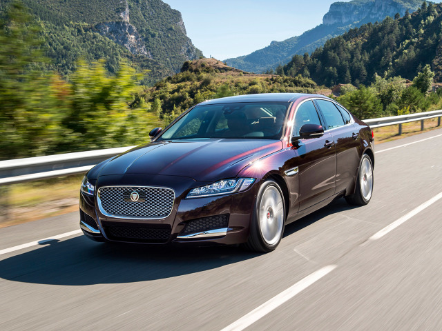 Standardowo napędem Jaguara XF zajmuje się 2.0-litrowy silnik wysokoprężny o mocy 163 KM i momencie obrotowym wynoszącym 380 Nm / Fot. Jaguar Standardowo napędem Jaguara XF zajmuje się 2.0-litrowy silnik wysokoprężny o mocy 163 KM i momencie obrotowym wynoszącym 380 Nm / Fot. Jaguar