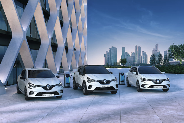 Jak już pokazywać nowości, to z rozmachem. Z takiego wniosku wyszedł Renault, prezentując od razu "za jednym zamachem" trzy nowe modele z napędem hybrydowym.
Fot. Renault Jak już pokazywać nowości, to z rozmachem. Z takiego wniosku wyszedł Renault, prezentując od razu "za jednym zamachem" trzy nowe modele z napędem hybrydowym.
Fot. Renault
