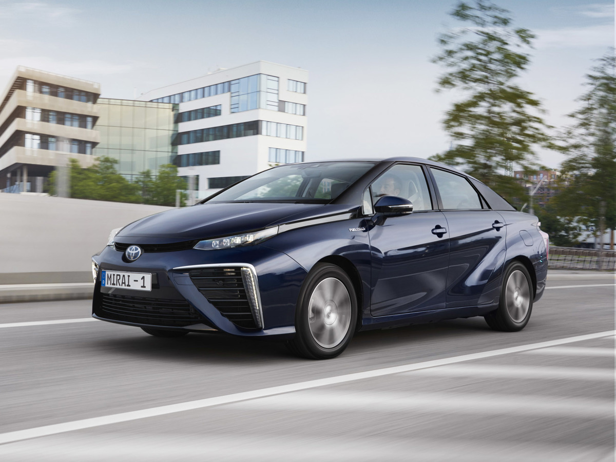 Toyota Mirai
Mirai to pierwszy w świecie seryjny sedan zasilany wodorowymi ogniwami paliwowymi. Wytwarzając prąd w zachodzącej w ogniwach paliwowych reakcji wodoru z tlenem, Mirai nie emituje do atmosfery żadnych substancji oprócz wody. Zasięg auta wynosi od 550 do ponad 750 km i jest porównywalny z zasięgiem samochodów z silnikami benzynowymi, a czas tankowania to około trzech minut.
Fot. Toyota Toyota Mirai
Mirai to pierwszy w świecie seryjny sedan zasilany wodorowymi ogniwami paliwowymi. Wytwarzając prąd w zachodzącej w ogniwach paliwowych reakcji wodoru z tlenem, Mirai nie emituje do atmosfery żadnych substancji oprócz wody. Zasięg auta wynosi od 550 do ponad 750 km i jest porównywalny z zasięgiem samochodów z silnikami benzynowymi, a czas tankowania to około trzech minut.
Fot. Toyota