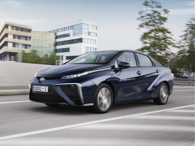 Toyota Mirai
Mirai to pierwszy w świecie seryjny sedan zasilany wodorowymi ogniwami paliwowymi. Wytwarzając prąd w zachodzącej w ogniwach paliwowych reakcji wodoru z tlenem, Mirai nie emituje do atmosfery żadnych substancji oprócz wody. Zasięg auta wynosi od 550 do ponad 750 km i jest porównywalny z zasięgiem samochodów z silnikami benzynowymi, a czas tankowania to około trzech minut.
Fot. Toyota Toyota Mirai
Mirai to pierwszy w świecie seryjny sedan zasilany wodorowymi ogniwami paliwowymi. Wytwarzając prąd w zachodzącej w ogniwach paliwowych reakcji wodoru z tlenem, Mirai nie emituje do atmosfery żadnych substancji oprócz wody. Zasięg auta wynosi od 550 do ponad 750 km i jest porównywalny z zasięgiem samochodów z silnikami benzynowymi, a czas tankowania to około trzech minut.
Fot. Toyota