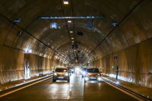 Tunel ma długość 1,4 km. Znajdują się w nim dwie nitki po dwa pasy ruchu. Obiekt jest elementem trasy prowadzącej od gdańskiego lotniska do mostu wantowego / Karolina Misztal 