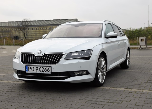 Skoda Superb Combi 2.0 TSI Laurin&Klement z 220-konnym silnikiem jest samochodem rodzinnym klasy średniej, ale z aspiracjami do segmentu o poziom wyższego. L&K oznacza wersję z prawie kompletnym wyposażeniem i specjalnym wykończeniem. Auto mierzy 4,85 m długości, ma bagażnik o pojemności 660 litrów i kosztuje 155 250 zł.
fot. Marcin Rejmer Skoda Superb Combi 2.0 TSI Laurin&Klement z 220-konnym silnikiem jest samochodem rodzinnym klasy średniej, ale z aspiracjami do segmentu o poziom wyższego. L&K oznacza wersję z prawie kompletnym wyposażeniem i specjalnym wykończeniem. Auto mierzy 4,85 m długości, ma bagażnik o pojemności 660 litrów i kosztuje 155 250 zł.
fot. Marcin Rejmer