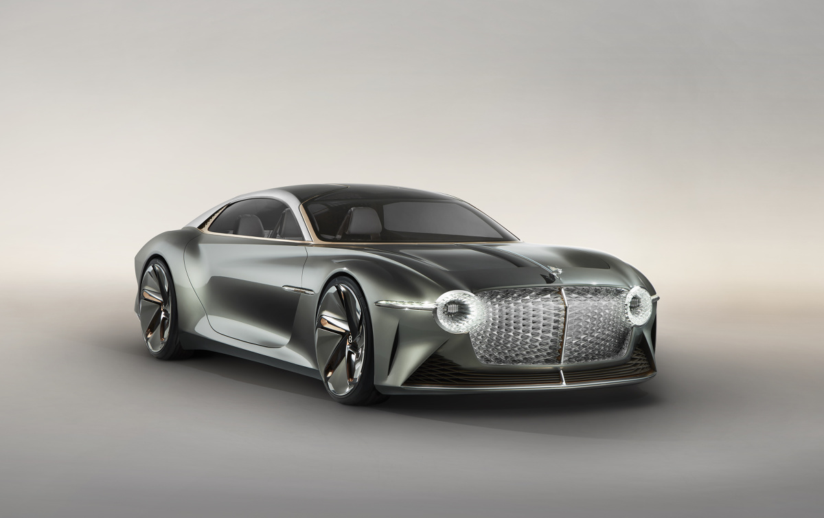 Bentley EXP 100 GT
Pojazd ma 5,8 m długości i aż 2,4 m szerokości - pomimo słusznych rozmiarów, całość waży 1,9 tony. Pomieści cztery osoby, oferowana jest też konfiguracja dwuosobowa i trzyosobowa, a drzwi unoszą się do góry. Wzrok przyciąga m.in. potężny grill.
Fot. Bentley Bentley EXP 100 GT
Pojazd ma 5,8 m długości i aż 2,4 m szerokości - pomimo słusznych rozmiarów, całość waży 1,9 tony. Pomieści cztery osoby, oferowana jest też konfiguracja dwuosobowa i trzyosobowa, a drzwi unoszą się do góry. Wzrok przyciąga m.in. potężny grill.
Fot. Bentley