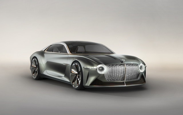 Bentley EXP 100 GT
Pojazd ma 5,8 m długości i aż 2,4 m szerokości - pomimo słusznych rozmiarów, całość waży 1,9 tony. Pomieści cztery osoby, oferowana jest też konfiguracja dwuosobowa i trzyosobowa, a drzwi unoszą się do góry. Wzrok przyciąga m.in. potężny grill.
Fot. Bentley Bentley EXP 100 GT
Pojazd ma 5,8 m długości i aż 2,4 m szerokości - pomimo słusznych rozmiarów, całość waży 1,9 tony. Pomieści cztery osoby, oferowana jest też konfiguracja dwuosobowa i trzyosobowa, a drzwi unoszą się do góry. Wzrok przyciąga m.in. potężny grill.
Fot. Bentley
