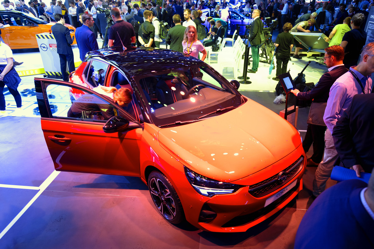 Stoisko OPELHAUS 120 przypomina o 120‑letniej historii produkcji samochodów w Rüsselsheim i wyraźnie nawiązuje do stylistyki Bauhausu wzbogaconej o emocjonalne i nowoczesne akcenty Opla.
Fot. Opel Stoisko OPELHAUS 120 przypomina o 120‑letniej historii produkcji samochodów w Rüsselsheim i wyraźnie nawiązuje do stylistyki Bauhausu wzbogaconej o emocjonalne i nowoczesne akcenty Opla.
Fot. Opel