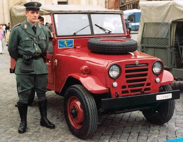 Nie tylko w Polsce modne są rekonstrukcje historyczne: pięknie odnowiona Alfa Romeo AR51 Matta i jej właściciel w starym mundurze Polizia Stradale (włoskiej drogówki) / Fot. Wikipedia Nie tylko w Polsce modne są rekonstrukcje historyczne: pięknie odnowiona Alfa Romeo AR51 Matta i jej właściciel w starym mundurze Polizia Stradale (włoskiej drogówki) / Fot. Wikipedia