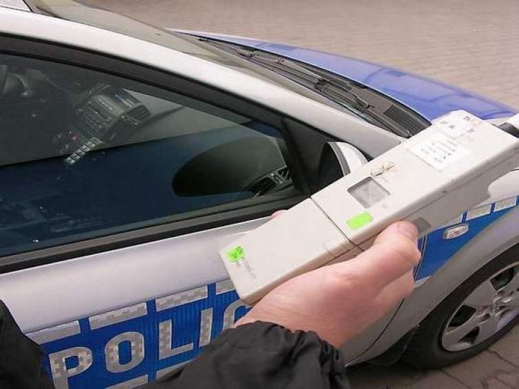 Na komisariatach policji kolejki kierowców do alkomatów Na komisariatach policji kolejki kierowców do alkomatów