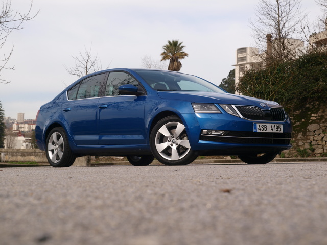 Nowa Skoda Octavia
Być jak dawniej, ale lepszym. Skodzie ta sztuka wyjątkowo się udaje. Nowa Octavia wchodzi do sprzedaży w Polsce w marcu, a ceny zaczynają się od 66 670 zł. Tyle kosztuje liftback z benzynowym, 4-cylindrowym silnikiem 1.2 TSI o mocy 85 KM. Na przeciwnym krańcu cennika jest kombi ze 150-konnym, dwulitrowym TDI, napędem 4x4 i 7-biegową skrzynią DSG. Tak wyposażony samochód wyceniono na 121 580 zł.
Fot. Michał Kij Nowa Skoda Octavia
Być jak dawniej, ale lepszym. Skodzie ta sztuka wyjątkowo się udaje. Nowa Octavia wchodzi do sprzedaży w Polsce w marcu, a ceny zaczynają się od 66 670 zł. Tyle kosztuje liftback z benzynowym, 4-cylindrowym silnikiem 1.2 TSI o mocy 85 KM. Na przeciwnym krańcu cennika jest kombi ze 150-konnym, dwulitrowym TDI, napędem 4x4 i 7-biegową skrzynią DSG. Tak wyposażony samochód wyceniono na 121 580 zł.
Fot. Michał Kij