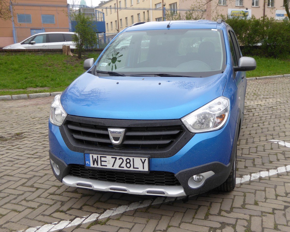 Dacia Lodgy Stepway
Dacia jest postrzegana jako tzw. marka budżetowa i nie jest to ani dla niej, ani dla użytkowników Dacii nic wstydliwego. Rumuńskie auta są chętnie wybierane tym bardziej, że są obecne praktycznie w każdej kategorii samochodów osobowych. W klasie vanów reprezentuje ją Lodgy.
Fot. Marek Perczak Dacia Lodgy Stepway
Dacia jest postrzegana jako tzw. marka budżetowa i nie jest to ani dla niej, ani dla użytkowników Dacii nic wstydliwego. Rumuńskie auta są chętnie wybierane tym bardziej, że są obecne praktycznie w każdej kategorii samochodów osobowych. W klasie vanów reprezentuje ją Lodgy.
Fot. Marek Perczak