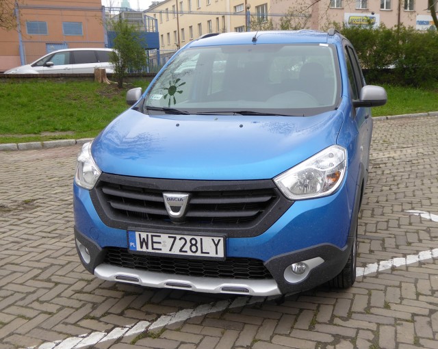 Dacia Lodgy Stepway
Dacia jest postrzegana jako tzw. marka budżetowa i nie jest to ani dla niej, ani dla użytkowników Dacii nic wstydliwego. Rumuńskie auta są chętnie wybierane tym bardziej, że są obecne praktycznie w każdej kategorii samochodów osobowych. W klasie vanów reprezentuje ją Lodgy.
Fot. Marek Perczak Dacia Lodgy Stepway
Dacia jest postrzegana jako tzw. marka budżetowa i nie jest to ani dla niej, ani dla użytkowników Dacii nic wstydliwego. Rumuńskie auta są chętnie wybierane tym bardziej, że są obecne praktycznie w każdej kategorii samochodów osobowych. W klasie vanów reprezentuje ją Lodgy.
Fot. Marek Perczak