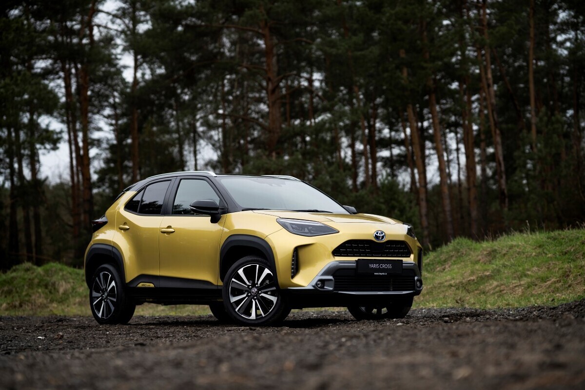 W tym tygodniu w salonach Toyoty debiutuje Yaris Cross. Debiutowi towarzyszy tydzień Dni Otwartych w całej sieci dilerskiej Toyoty Motor Poland. Yaris Cross to zupełnie nowy model, który zapowiada się na bardzo silnego gracza w segmencie miejskich crossoverów. Świadczy o tym ponad 3100 aut zamówionych podczas przedsprzedaży. Yaris Cross wyróżnia się superoszczędnym układem hybrydowym, elektrycznym napędem na cztery koła AWD-i, bardzo sztywną konstrukcją na platformie TNGA i dużym prześwitem oraz zaawansowanymi systemami bezpieczeństwa czynnego w standardzie. Ceny auta zaczynają się od 76 900 zł.
Fot. Toyota W tym tygodniu w salonach Toyoty debiutuje Yaris Cross. Debiutowi towarzyszy tydzień Dni Otwartych w całej sieci dilerskiej Toyoty Motor Poland. Yaris Cross to zupełnie nowy model, który zapowiada się na bardzo silnego gracza w segmencie miejskich crossoverów. Świadczy o tym ponad 3100 aut zamówionych podczas przedsprzedaży. Yaris Cross wyróżnia się superoszczędnym układem hybrydowym, elektrycznym napędem na cztery koła AWD-i, bardzo sztywną konstrukcją na platformie TNGA i dużym prześwitem oraz zaawansowanymi systemami bezpieczeństwa czynnego w standardzie. Ceny auta zaczynają się od 76 900 zł.
Fot. Toyota