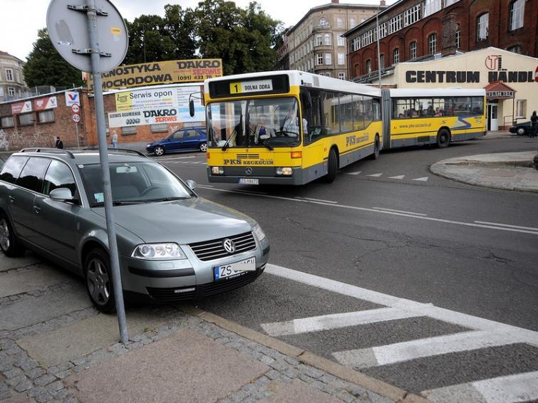 Ulica Owocowa w Szczecinie: Kierowcy kierowcom robią pod górkę Ulica Owocowa w Szczecinie: Kierowcy kierowcom robią pod górkę