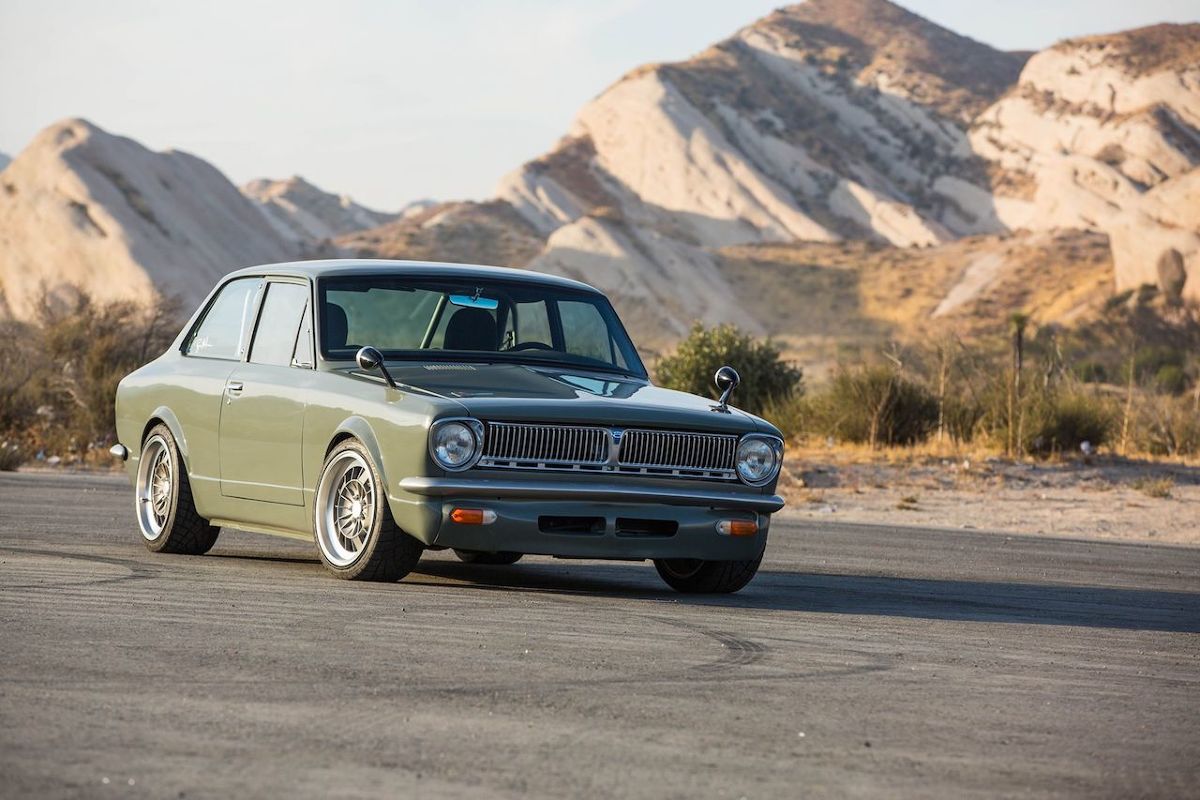 Toyota Corolla
Toyota Corolla pierwszej generacji z 1969 roku odrestaurowana w Huntington Beach w Kalifornii ma w sobie nostalgiczny urok klasyka. Jednak po wciśnięciu pedału gazu coś się nie zgadza. Samochód zrywa się, jakby miał zostawić na światłach zabytkową karoserię, wyrywając się spod niej jako wyścigowy bolid. Szybko staje się jasne, że klasyczna Corolla nie została odbudowana zgodnie z oryginalną specyfikacją. Trudno się jednak dziwić – jej twórcą jest kierowca rajdowy Ryan Millen.
Fot. Ryan-Millen.com Toyota Corolla
Toyota Corolla pierwszej generacji z 1969 roku odrestaurowana w Huntington Beach w Kalifornii ma w sobie nostalgiczny urok klasyka. Jednak po wciśnięciu pedału gazu coś się nie zgadza. Samochód zrywa się, jakby miał zostawić na światłach zabytkową karoserię, wyrywając się spod niej jako wyścigowy bolid. Szybko staje się jasne, że klasyczna Corolla nie została odbudowana zgodnie z oryginalną specyfikacją. Trudno się jednak dziwić – jej twórcą jest kierowca rajdowy Ryan Millen.
Fot. Ryan-Millen.com