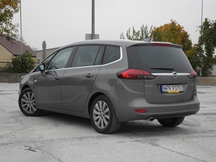 Opel Zafira 

W porównaniu do poprzednika zmian jest sporo - zewnętrznych, w kabinie, jak i pod względem techniki. Cena najtańszej wersji rozpoczyna się od kwoty 79 950 zł.

Fot. Wojciech Frelichowski 