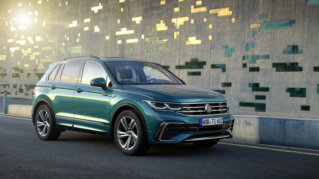Volkswagen Tiguan
Volkswagen Tiguan – najpopularniejszy SUV w Europie i jeden z najlepiej sprzedających się SUV-ów na świecie – został zaprezentowany w nowej odsłonie. Do tej pory wyprodukowano ponad sześć milionów egzemplarzy tego modelu. W 2019 roku dostarczono klientom około 911 000 sztuk Tiguana, co ponownie zapewniło mu status nie tylko najpopularniejszego modelu marki, ale również całej Grupy Volkswagen.
Fot. Volkswagen Volkswagen Tiguan
Volkswagen Tiguan – najpopularniejszy SUV w Europie i jeden z najlepiej sprzedających się SUV-ów na świecie – został zaprezentowany w nowej odsłonie. Do tej pory wyprodukowano ponad sześć milionów egzemplarzy tego modelu. W 2019 roku dostarczono klientom około 911 000 sztuk Tiguana, co ponownie zapewniło mu status nie tylko najpopularniejszego modelu marki, ale również całej Grupy Volkswagen.
Fot. Volkswagen