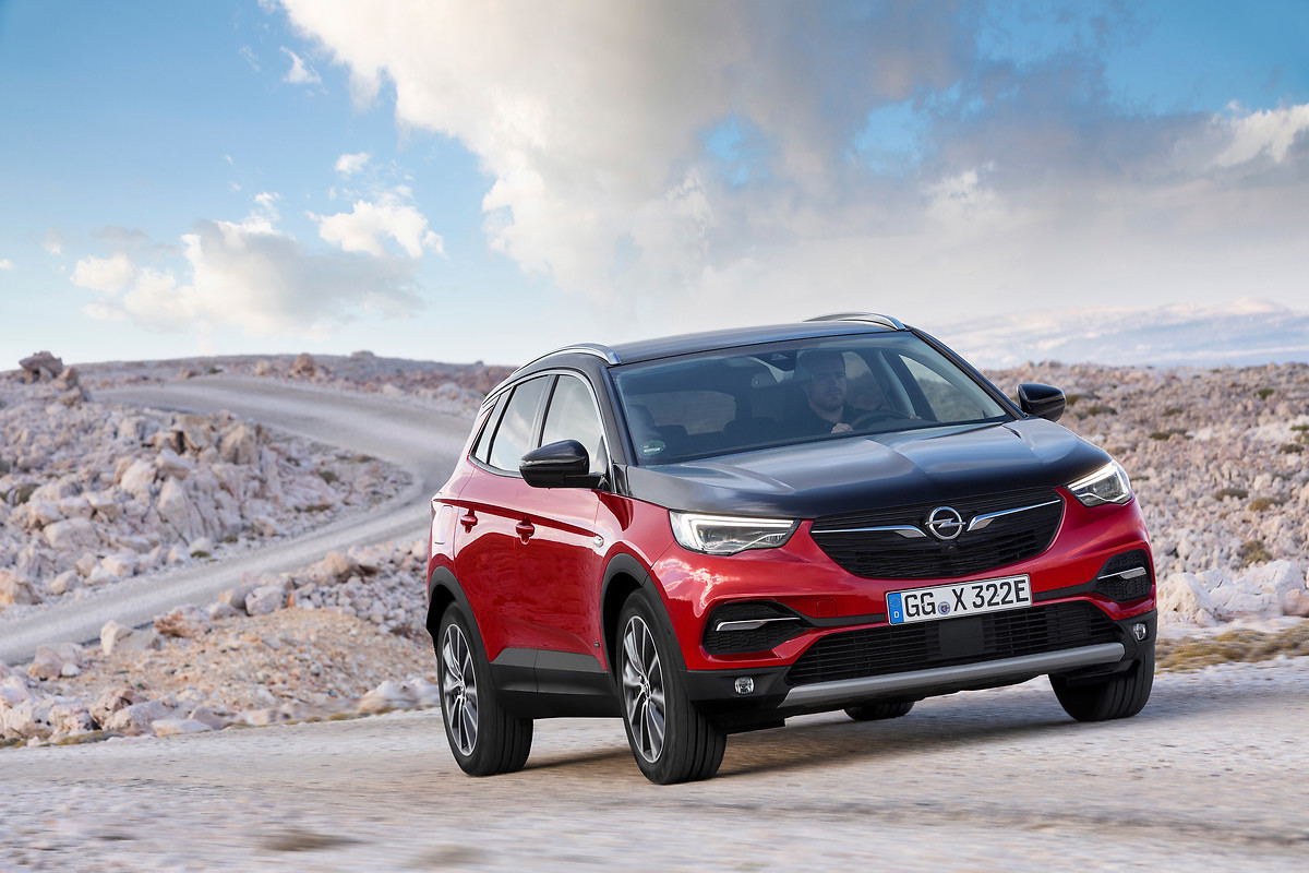 Opel Grandland X Hybrid4
Czas ładowania zależy od typu użytej ładowarki. Oprócz kabla dostarczanego wraz z pojazdem i służącego do ładowania akumulatorów z domowego gniazdka, Opel zaoferuje także urządzenia do szybkiego ładowania na publicznych stacjach oraz z ładowarek naściennych w domu. Za pomocą takiej ładowarki o mocy 7,4 kW akumulator samochodu można naładować do pełna w około godzinę i 50 minut.
Fot. Opal Opel Grandland X Hybrid4
Czas ładowania zależy od typu użytej ładowarki. Oprócz kabla dostarczanego wraz z pojazdem i służącego do ładowania akumulatorów z domowego gniazdka, Opel zaoferuje także urządzenia do szybkiego ładowania na publicznych stacjach oraz z ładowarek naściennych w domu. Za pomocą takiej ładowarki o mocy 7,4 kW akumulator samochodu można naładować do pełna w około godzinę i 50 minut.
Fot. Opal