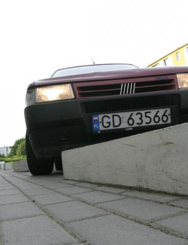Fot. Grzegorz Mehring: Ogumienie najbardziej niszczą uszkodzenia mechaniczne, np. zbyt szybkie wjeżdżanie na wysokie krawężniki. Fot. Grzegorz Mehring: Ogumienie najbardziej niszczą uszkodzenia mechaniczne, np. zbyt szybkie wjeżdżanie na wysokie krawężniki.