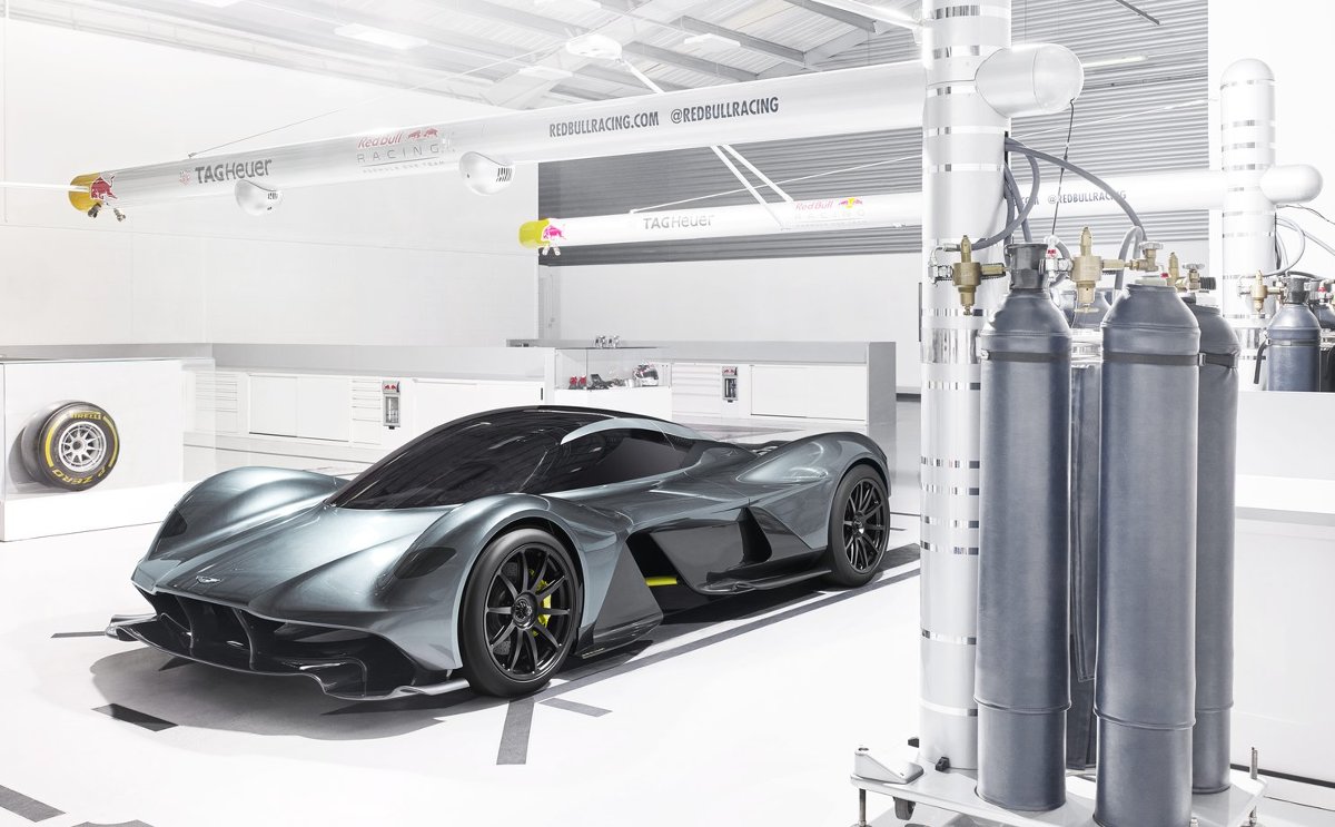 AM-RB 001
Wliczając prototypy ma powstać między 99 a 150 samochodów drogowych. Na tym jednak nie koniec, gdyż zostanie zbudowanych również 25 pojazdów przeznaczonych wyłącznie na tor.
Fot. Aston Martin AM-RB 001
Wliczając prototypy ma powstać między 99 a 150 samochodów drogowych. Na tym jednak nie koniec, gdyż zostanie zbudowanych również 25 pojazdów przeznaczonych wyłącznie na tor.
Fot. Aston Martin