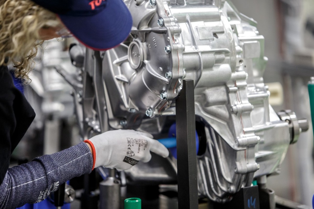 Toyota rozpoczyna produkcję przekładni do napędu hybrydowego 4. generacji w fabryce Toyota Motor Manufacturing Poland (TMMP) w Wałbrzychu. TMMP jest pierwszym zakładem poza Azją, w którym produkowane są komponenty do układów hybrydowych.
Fot. Toyota Toyota rozpoczyna produkcję przekładni do napędu hybrydowego 4. generacji w fabryce Toyota Motor Manufacturing Poland (TMMP) w Wałbrzychu. TMMP jest pierwszym zakładem poza Azją, w którym produkowane są komponenty do układów hybrydowych.
Fot. Toyota