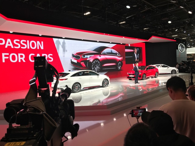 Kia Motors zaprezentowała dziś podczas salonu samochodowego w Paryżu nową. Obok a, nowej wersji nadwoziowej Kia Ceed, debiutują Ceed GT i ProCeed GT wyposażone w najmocniejszą jednostkę napędową w ofercie kompaktowego hatchbacka marki Kia oraz Ceed GT Line. Swój europejski debiut w Paryżu ma również elektryczny crossover – Kia e-Niro.
Fot. Kia Kia Motors zaprezentowała dziś podczas salonu samochodowego w Paryżu nową. Obok a, nowej wersji nadwoziowej Kia Ceed, debiutują Ceed GT i ProCeed GT wyposażone w najmocniejszą jednostkę napędową w ofercie kompaktowego hatchbacka marki Kia oraz Ceed GT Line. Swój europejski debiut w Paryżu ma również elektryczny crossover – Kia e-Niro.
Fot. Kia