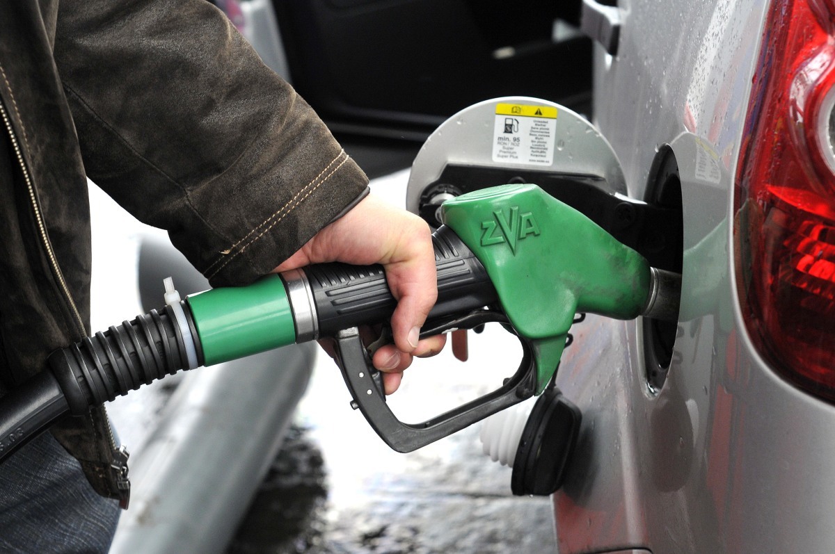 Zgodnie z prognozami portalu e-petrol.pl w tym tygodniu tankowanie kosztuje prawie tyle samo co w połowie stycznia, a symboliczne zmiany dotyczą jedynie cen benzyny Pb98 i autogazu. Benzyna podrożała o 1 grosz i średnio na polskich stacjach jest sprzedawana po 5,09 zł/l, natomiast autogaz potaniał o 2 grosze i kosztuje 2,25 zł. Od dwóch tygodni kierowcy płacą zaś za benzynę Pb95 niezmiennie 4,75 zł/l, a za diesla 4,99 zł/l.
Fot. Wojciech Matusik Zgodnie z prognozami portalu e-petrol.pl w tym tygodniu tankowanie kosztuje prawie tyle samo co w połowie stycznia, a symboliczne zmiany dotyczą jedynie cen benzyny Pb98 i autogazu. Benzyna podrożała o 1 grosz i średnio na polskich stacjach jest sprzedawana po 5,09 zł/l, natomiast autogaz potaniał o 2 grosze i kosztuje 2,25 zł. Od dwóch tygodni kierowcy płacą zaś za benzynę Pb95 niezmiennie 4,75 zł/l, a za diesla 4,99 zł/l.
Fot. Wojciech Matusik