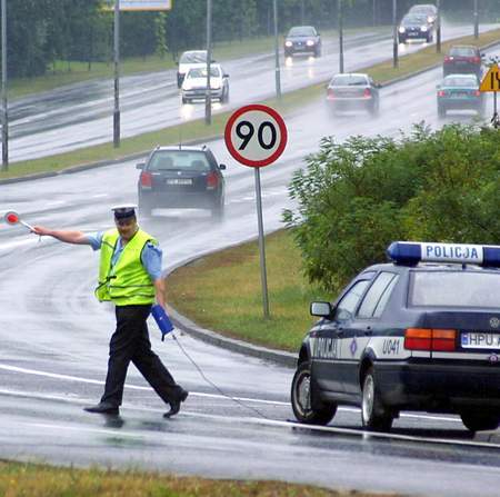 Fot. P. Jasiczek: Policjanci mają zatrzymywać do kontroli wszystkie podejrzane motocykle. Fot. P. Jasiczek: Policjanci mają zatrzymywać do kontroli wszystkie podejrzane motocykle.