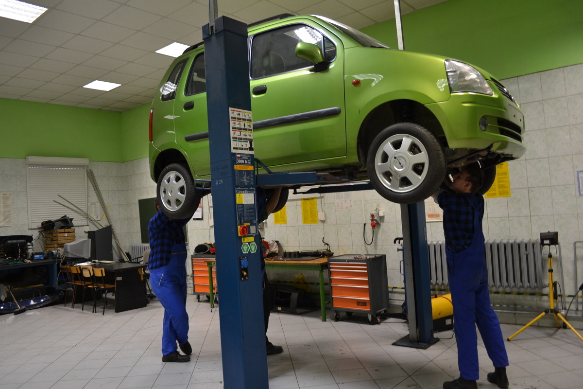 Niniejszy materiał powstał po rozmowach z prywatnymi handlarzami i dużymi komisami, zajmującymi się odsprzedażą używanych modeli. Ich wskazania o tym „jak konkurencja oszukuje klientów”, pozwoliły na zebranie najważniejszych aspektów, które mogą być wykorzystane podczas sprzedaży auta.
Fot. Bartosz Pudełko Niniejszy materiał powstał po rozmowach z prywatnymi handlarzami i dużymi komisami, zajmującymi się odsprzedażą używanych modeli. Ich wskazania o tym „jak konkurencja oszukuje klientów”, pozwoliły na zebranie najważniejszych aspektów, które mogą być wykorzystane podczas sprzedaży auta.
Fot. Bartosz Pudełko