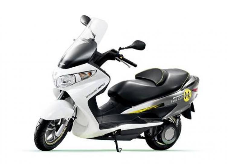 Suzuki Burgman Fuel-Cell dla krajów Unii Europejskiej Suzuki Burgman Fuel-Cell dla krajów Unii Europejskiej