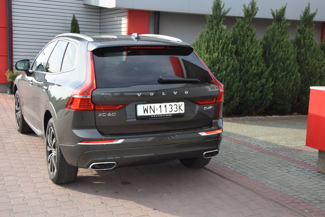 Volvo XC60
W naszym teście Volvo XC60 II generacji w wersji Inscription z silnikiem D4 2.0 o mocy 190 KM z 8-biegową, automatyczną skrzynią biegów Geartronic i napędem 4x4. Mierzy prawie 4,7 m długości, do 100 km/h rozpędza się w 8,4 sekundy i osiąga prędkość maksymalną 205 km/h. W prezentowanej wersji kosztuje 217 400 zł.
Fot. Marcin Rejmer Volvo XC60
W naszym teście Volvo XC60 II generacji w wersji Inscription z silnikiem D4 2.0 o mocy 190 KM z 8-biegową, automatyczną skrzynią biegów Geartronic i napędem 4x4. Mierzy prawie 4,7 m długości, do 100 km/h rozpędza się w 8,4 sekundy i osiąga prędkość maksymalną 205 km/h. W prezentowanej wersji kosztuje 217 400 zł.
Fot. Marcin Rejmer