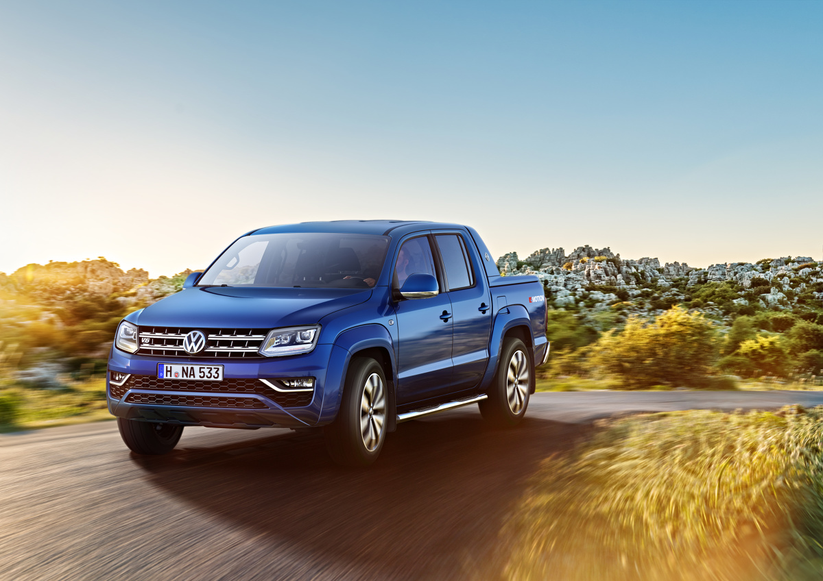 Volkswagen Amarok
Auto dysponuje silnikiem 3.0 V6 generującym moment obrotowy o wartości 550 Nm i moc 165 kW/224 KM. Auto potrafi rozwinąć maksymalną prędkość wynoszącą 193 km/h, a od 0 do 100 km/h przyspiesza w ciągu 7,9 s.
Fot. Volkswagen Volkswagen Amarok
Auto dysponuje silnikiem 3.0 V6 generującym moment obrotowy o wartości 550 Nm i moc 165 kW/224 KM. Auto potrafi rozwinąć maksymalną prędkość wynoszącą 193 km/h, a od 0 do 100 km/h przyspiesza w ciągu 7,9 s.
Fot. Volkswagen
