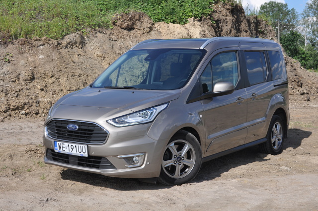 Kilka miesięcy temu testowaliśmy w Motofaktach Forda Grand Tourneo Connect. Wówczas ten siedmioosobowy kombivan pozostawił po sobie dobre wrażenie. Tym razem postanowiliśmy sprawdzić, jak jeździ jego brat pozbawiony dopiska „Grand” w nazwie. Oto 5-miejscowy, 120-konny Ford Tourneo Connect 1.5 EcoBlue Titanium z automatyczną skrzynią biegów.
Fot. Jakub Mielniczak Kilka miesięcy temu testowaliśmy w Motofaktach Forda Grand Tourneo Connect. Wówczas ten siedmioosobowy kombivan pozostawił po sobie dobre wrażenie. Tym razem postanowiliśmy sprawdzić, jak jeździ jego brat pozbawiony dopiska „Grand” w nazwie. Oto 5-miejscowy, 120-konny Ford Tourneo Connect 1.5 EcoBlue Titanium z automatyczną skrzynią biegów.
Fot. Jakub Mielniczak