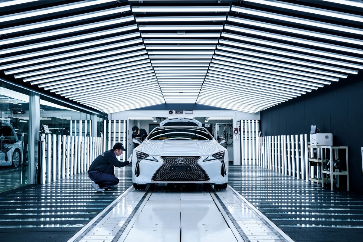 Samochód produkowany jest w dwóch wersjach silnikowych. Hybrydowy Lexus LC 500h wykorzystuje 24-zaworowy, 3,5 litrowy silnik V6 8GR-FXS o mocy 299 KM przy 6600 obr./min i maksymalnym momencie obrotowym 348 Nm przy 4900 obr./min współpracujący z silnikiem elektrycznym. Napęd modelu LC 500 stanowi pięciolitrowy, wolnossący silnik o mocy 477,5 KM przy 7100 obr./min i maksymalnym momencie obrotowym 540 Nm przy 4800 obr./min, współpracujący z dziesięciobiegową przekładnią automatyczną o czasach przełączania biegów porównywalnych ze skrzyniami dwusprzęgłowymi.
Fot. Lexus Samochód produkowany jest w dwóch wersjach silnikowych. Hybrydowy Lexus LC 500h wykorzystuje 24-zaworowy, 3,5 litrowy silnik V6 8GR-FXS o mocy 299 KM przy 6600 obr./min i maksymalnym momencie obrotowym 348 Nm przy 4900 obr./min współpracujący z silnikiem elektrycznym. Napęd modelu LC 500 stanowi pięciolitrowy, wolnossący silnik o mocy 477,5 KM przy 7100 obr./min i maksymalnym momencie obrotowym 540 Nm przy 4800 obr./min, współpracujący z dziesięciobiegową przekładnią automatyczną o czasach przełączania biegów porównywalnych ze skrzyniami dwusprzęgłowymi.
Fot. Lexus