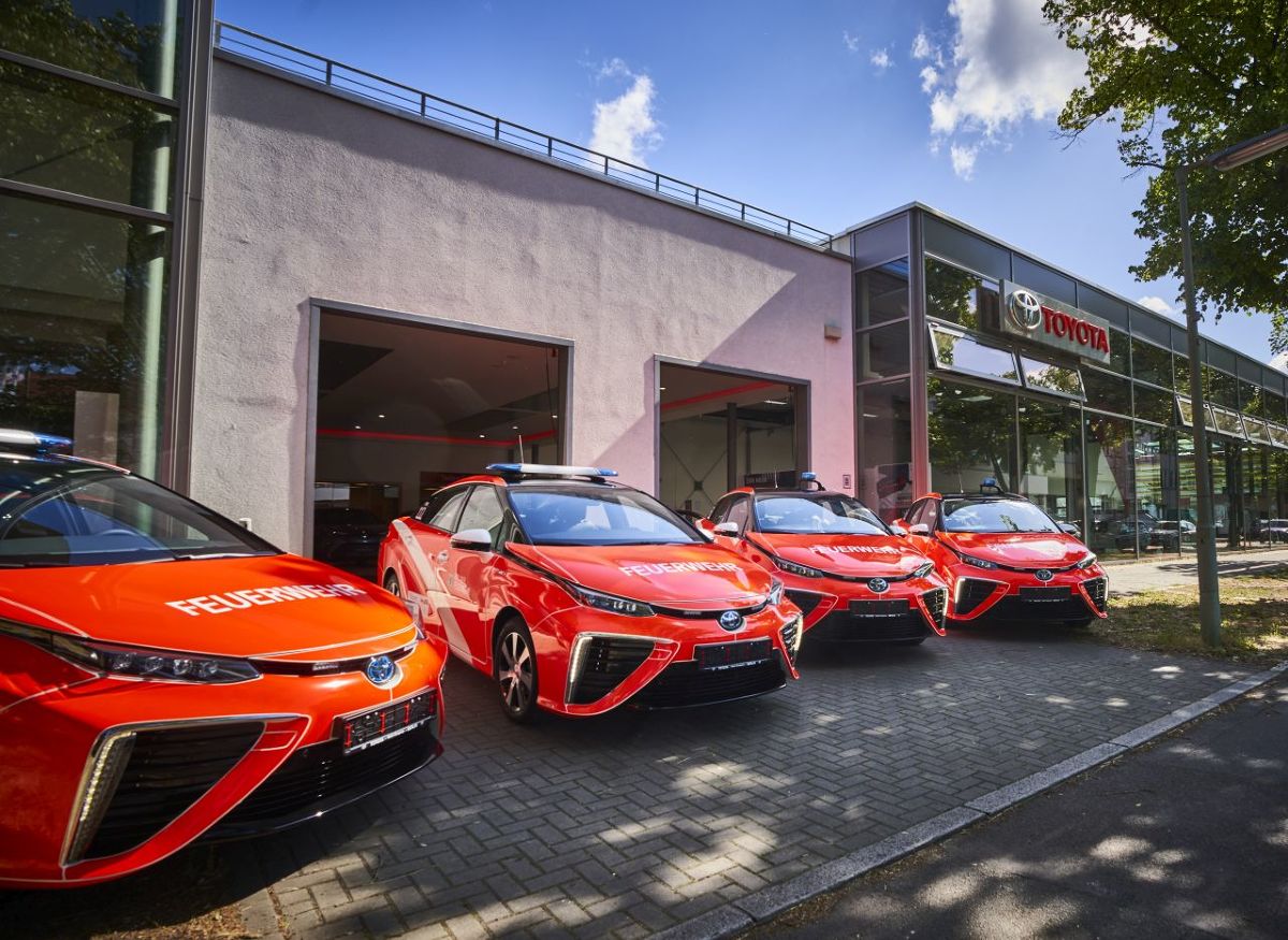 Toyota Mirai
We flocie osobowych aut Straży Pożarnej w Berlinie pojawiły się cztery elektryczne sedany zasilane wodorem. Bezemisyjne Toyoty Mirai będą służyły do zarządzania akcjami i wsparcia administracji berlińskiej służby gaśniczej.
Fot. Toyota Toyota Mirai
We flocie osobowych aut Straży Pożarnej w Berlinie pojawiły się cztery elektryczne sedany zasilane wodorem. Bezemisyjne Toyoty Mirai będą służyły do zarządzania akcjami i wsparcia administracji berlińskiej służby gaśniczej.
Fot. Toyota