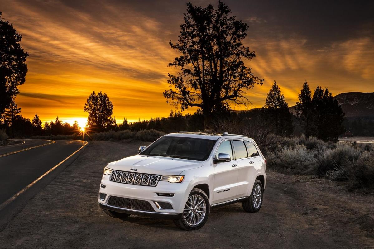 Jeep Grand Cherokee Summit
Jeep Grand Cherokee Summit zyskał m.in. zmieniony grill oraz zderzak, a także 20-calowe alufelgi.
Fot. Jeep Jeep Grand Cherokee Summit
Jeep Grand Cherokee Summit zyskał m.in. zmieniony grill oraz zderzak, a także 20-calowe alufelgi.
Fot. Jeep