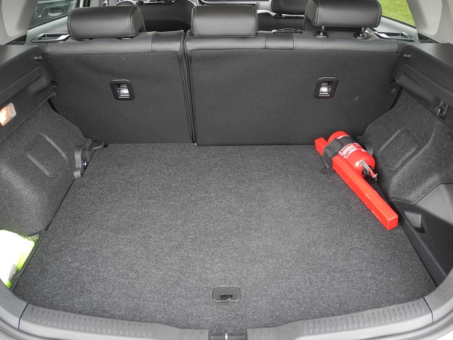 Toyota Auris Hybdrid
Toyota Auris jest dostępna w dwóch pięciodrzwiowych wersjach nadwoziowych - jako hatchback i kombi. Jako sedan auto występuje pod dobrze znaną Corolla. Jednak w tym wydaniu nie ma napędu hybrydowego.
Fot. Wojciech Frelichowski Toyota Auris Hybdrid
Toyota Auris jest dostępna w dwóch pięciodrzwiowych wersjach nadwoziowych - jako hatchback i kombi. Jako sedan auto występuje pod dobrze znaną Corolla. Jednak w tym wydaniu nie ma napędu hybrydowego.
Fot. Wojciech Frelichowski