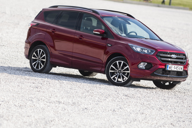 Ford Kuga
Optymalnym rozwiązaniem dla rodziny na co dzień korzystającej z samochodu miejskiego, ale chętnie wyjeżdżającej także poza jego granice jest model Kuga. Ten kompaktowy SUV mimo zwartych gabarytów i długości niewiele przekraczającej 4,5 m oferuje wewnątrz wystarczająco dużo przestrzeni dla pięciu osób i co najmniej 406 l bagażu (minimum 456 l w przypadku rezygnacji z koła zapasowego). W praktyce oznacza to tyle, że do zaparkowania Kuga potrzebuje tyle samo miejsca, co zwykły kompakt. Dużym atutem dla rodzin jest cena salonowego modelu, która wynosi 79.000 zł.
Fot. Motofakty.pl Ford Kuga
Optymalnym rozwiązaniem dla rodziny na co dzień korzystającej z samochodu miejskiego, ale chętnie wyjeżdżającej także poza jego granice jest model Kuga. Ten kompaktowy SUV mimo zwartych gabarytów i długości niewiele przekraczającej 4,5 m oferuje wewnątrz wystarczająco dużo przestrzeni dla pięciu osób i co najmniej 406 l bagażu (minimum 456 l w przypadku rezygnacji z koła zapasowego). W praktyce oznacza to tyle, że do zaparkowania Kuga potrzebuje tyle samo miejsca, co zwykły kompakt. Dużym atutem dla rodzin jest cena salonowego modelu, która wynosi 79.000 zł.
Fot. Motofakty.pl