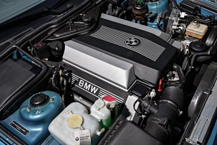 BMW serii 5 E34 (1988-1996)

Trzecia generacja BMW serii 5 przeżywa w ostatnich latach prawdziwy renesans. Już nie jako pojazd miłośników domorosłego tuningu i amatorów driftu, a w roli przystępnego w utrzymaniu youngtimera z niezłą perspektywą wzrostu cen. Które wersje tego modelu są godne zainteresowania, a których lepiej unikać - o tym w naszym poradniku.

Fot. BMW 