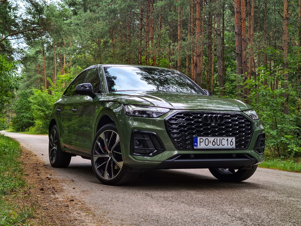 Oferta Audi staje się jedną z najbardziej kompletnych na rynku. Ciągle prezentowane są nowe lub odświeżone modele. Brakuje chyba tylko miniwanów, terenówek i pick-upów. Mamy za to sportową elektryczną limuzynę e-tron GT, elektrycznego SUV-a e-tron i nowego Q4 e-tron, są uterenowione kombi z serii allroad, czy liczne crossovery coupe. Dziś przyjrzę się przedstawicielowi tej ostatniej grupy. Czy Audi Q5 Sportback traci na funkcjonalności ze względu na atrakcyjniejszy wygląd?
Fot. Kamil Rogala Oferta Audi staje się jedną z najbardziej kompletnych na rynku. Ciągle prezentowane są nowe lub odświeżone modele. Brakuje chyba tylko miniwanów, terenówek i pick-upów. Mamy za to sportową elektryczną limuzynę e-tron GT, elektrycznego SUV-a e-tron i nowego Q4 e-tron, są uterenowione kombi z serii allroad, czy liczne crossovery coupe. Dziś przyjrzę się przedstawicielowi tej ostatniej grupy. Czy Audi Q5 Sportback traci na funkcjonalności ze względu na atrakcyjniejszy wygląd?
Fot. Kamil Rogala