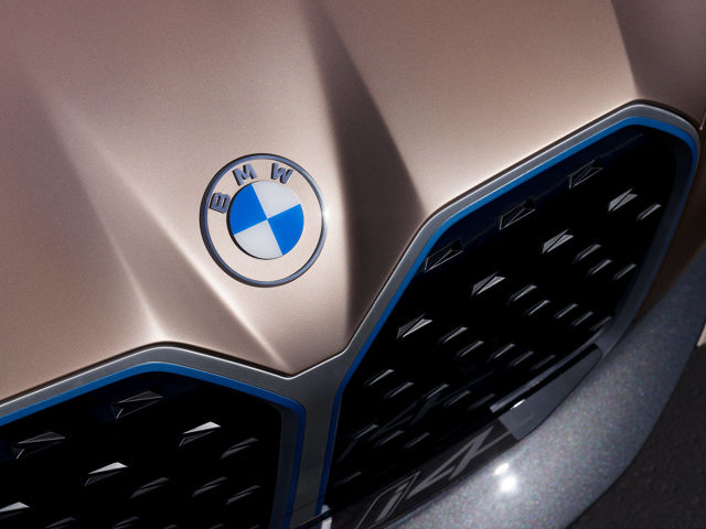 BMW przy okazji prezentacji nowego, koncepcyjnego elektrycznego modelu i4, pokazała także nowe logo. Niektórzy mogą być mocno zawiedzeni.
Fot. BMW BMW przy okazji prezentacji nowego, koncepcyjnego elektrycznego modelu i4, pokazała także nowe logo. Niektórzy mogą być mocno zawiedzeni.
Fot. BMW