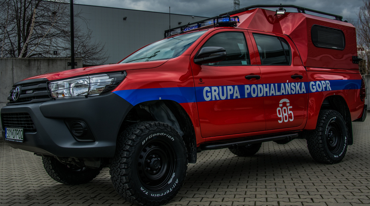 Górskie Ochotnicze Pogotowie ratunkowe modernizuje swoją flotę pojazdów ratowniczych. Nowe, specjalnie zabudowane auta na bazie Toyoty Hilux przekazała ratownikom polska spółka Concept z Bielska Białej. GOPR dysponuje teraz już 9 takimi nowoczesnymi karetkami górskimi.
Fot. Concept by Szymon Gacek Górskie Ochotnicze Pogotowie ratunkowe modernizuje swoją flotę pojazdów ratowniczych. Nowe, specjalnie zabudowane auta na bazie Toyoty Hilux przekazała ratownikom polska spółka Concept z Bielska Białej. GOPR dysponuje teraz już 9 takimi nowoczesnymi karetkami górskimi.
Fot. Concept by Szymon Gacek