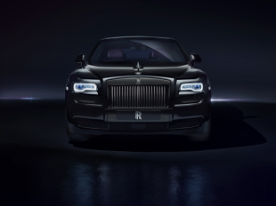 Wydawało się, że w słynącej z tradycji firmie Rolls-Royce zmiany są czymś niezmiernie rzadkim, by nie powiedzieć zbędnym. A jednak nadszedł czas zmian i wyścig po najnowocześniejszą technologię. Na „ołtarzu” zmian kończy się ostatni etap słynnego życia obecnego modelu Rolls-Royce'a Phantom.
Fot. Rolls-Royce