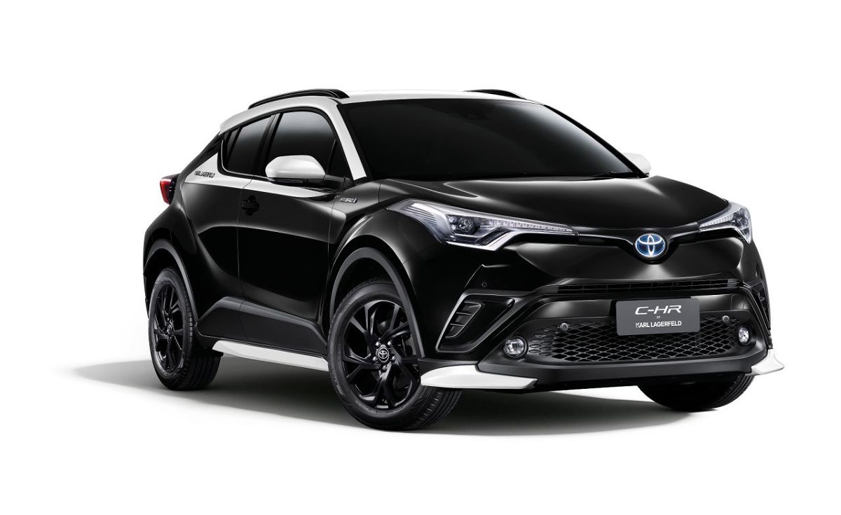 Toyota C-HR w limitowanej edycji Karl Lagerfeld
Toyota postanowiła uhonorować Karla Lagerfelda, słynnego projektanta związanego z marką Chanel. W ten sposób powstała limitowana edycja Toyoty C-HR, kompaktowego crossovera, którego łączy ze światem mody odważna, wyróżniająca się stylistyka.
Fot. Toyota Toyota C-HR w limitowanej edycji Karl Lagerfeld
Toyota postanowiła uhonorować Karla Lagerfelda, słynnego projektanta związanego z marką Chanel. W ten sposób powstała limitowana edycja Toyoty C-HR, kompaktowego crossovera, którego łączy ze światem mody odważna, wyróżniająca się stylistyka.
Fot. Toyota