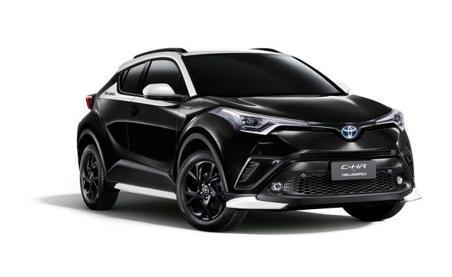Toyota C-HR w limitowanej edycji Karl Lagerfeld
Toyota postanowiła uhonorować Karla Lagerfelda, słynnego projektanta związanego z marką Chanel. W ten sposób powstała limitowana edycja Toyoty C-HR, kompaktowego crossovera, którego łączy ze światem mody odważna, wyróżniająca się stylistyka.
Fot. Toyota Toyota C-HR w limitowanej edycji Karl Lagerfeld
Toyota postanowiła uhonorować Karla Lagerfelda, słynnego projektanta związanego z marką Chanel. W ten sposób powstała limitowana edycja Toyoty C-HR, kompaktowego crossovera, którego łączy ze światem mody odważna, wyróżniająca się stylistyka.
Fot. Toyota