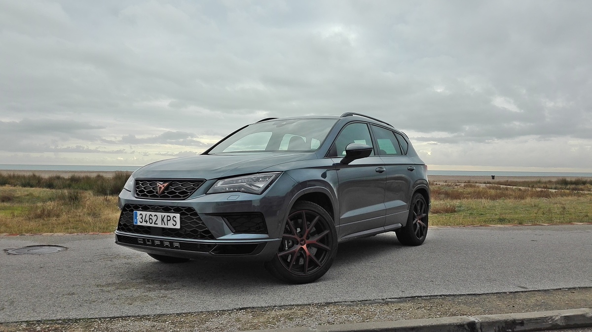 Cupra Ateca
Generalnie wydaje się, że Cupra Ateca to samochód dla indywidualistów ze sportowymi ambicjami. Bo SUV-ów z tak mocnym silnikiem kosztujących poniżej 200 tys. zł na rynku praktycznie nie ma. Atutem tego samochodu, oprócz 300 koni mocy, jest bogate wyposażenie i nowoczesna technologia. Do tego trzeba jeszcze dodać bardzo dobre walory trakcyjne. Minusów, poza trudnością ze znalezieniem właściwej pozycji za kierownicą oraz przeciętnego tworzywa na kokpicie, w zasadzie nie ma.
Fot. Wojciech Frelichowski Cupra Ateca
Generalnie wydaje się, że Cupra Ateca to samochód dla indywidualistów ze sportowymi ambicjami. Bo SUV-ów z tak mocnym silnikiem kosztujących poniżej 200 tys. zł na rynku praktycznie nie ma. Atutem tego samochodu, oprócz 300 koni mocy, jest bogate wyposażenie i nowoczesna technologia. Do tego trzeba jeszcze dodać bardzo dobre walory trakcyjne. Minusów, poza trudnością ze znalezieniem właściwej pozycji za kierownicą oraz przeciętnego tworzywa na kokpicie, w zasadzie nie ma.
Fot. Wojciech Frelichowski