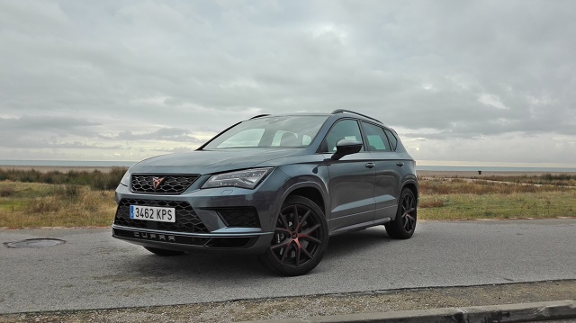 Cupra Ateca
Generalnie wydaje się, że Cupra Ateca to samochód dla indywidualistów ze sportowymi ambicjami. Bo SUV-ów z tak mocnym silnikiem kosztujących poniżej 200 tys. zł na rynku praktycznie nie ma. Atutem tego samochodu, oprócz 300 koni mocy, jest bogate wyposażenie i nowoczesna technologia. Do tego trzeba jeszcze dodać bardzo dobre walory trakcyjne. Minusów, poza trudnością ze znalezieniem właściwej pozycji za kierownicą oraz przeciętnego tworzywa na kokpicie, w zasadzie nie ma.
Fot. Wojciech Frelichowski Cupra Ateca
Generalnie wydaje się, że Cupra Ateca to samochód dla indywidualistów ze sportowymi ambicjami. Bo SUV-ów z tak mocnym silnikiem kosztujących poniżej 200 tys. zł na rynku praktycznie nie ma. Atutem tego samochodu, oprócz 300 koni mocy, jest bogate wyposażenie i nowoczesna technologia. Do tego trzeba jeszcze dodać bardzo dobre walory trakcyjne. Minusów, poza trudnością ze znalezieniem właściwej pozycji za kierownicą oraz przeciętnego tworzywa na kokpicie, w zasadzie nie ma.
Fot. Wojciech Frelichowski