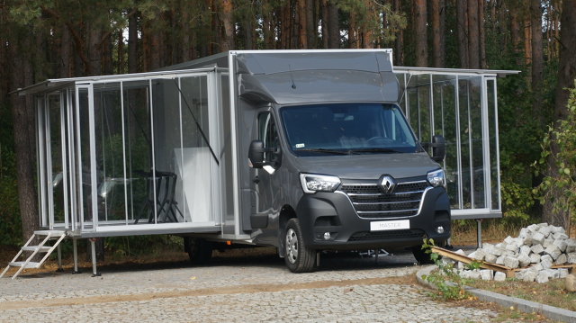 Segment samochodów dostawczych stanowi dla wybranych producentów aut ważny rynek zbytu. Marka Renault, aby lepiej zaznaczyć swoją obecność w tym obszarze, wchodzi do gry z nowymi odsłonami swoich modeli - Master oraz Trafic i to również w wersjach modyfikowanych.
Fot. Konrad Grobel Segment samochodów dostawczych stanowi dla wybranych producentów aut ważny rynek zbytu. Marka Renault, aby lepiej zaznaczyć swoją obecność w tym obszarze, wchodzi do gry z nowymi odsłonami swoich modeli - Master oraz Trafic i to również w wersjach modyfikowanych.
Fot. Konrad Grobel