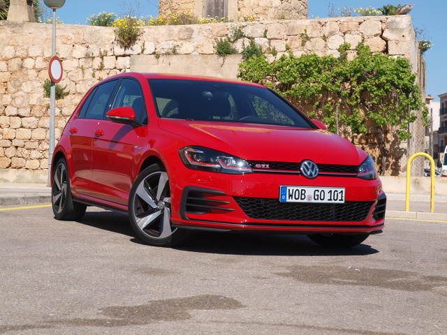 Volkswagen Golf VII facelifting
Sport to zdrowie – tylko który? Projektanci nowego Golfa dają do wyboru cztery sposoby przyspieszania tętna u kierowcy.
fot. Michał Kij Volkswagen Golf VII facelifting
Sport to zdrowie – tylko który? Projektanci nowego Golfa dają do wyboru cztery sposoby przyspieszania tętna u kierowcy.
fot. Michał Kij